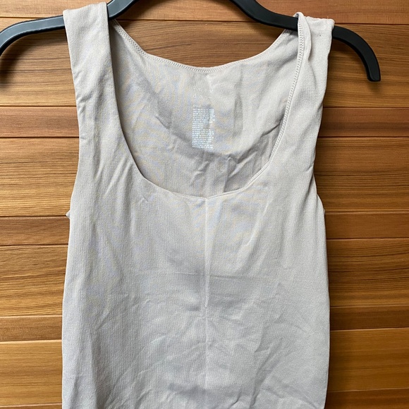Set of 4 Seamless Fit Tanktops - Picture 9 of 10